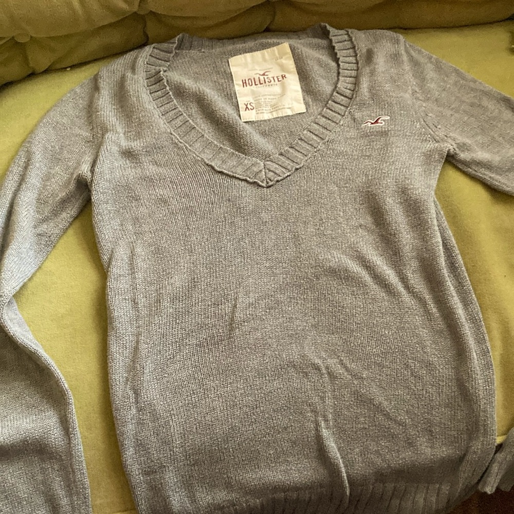 Hollister Women's V-Neck Sweater in Gray